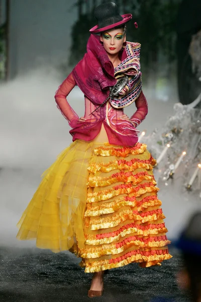 Look 16